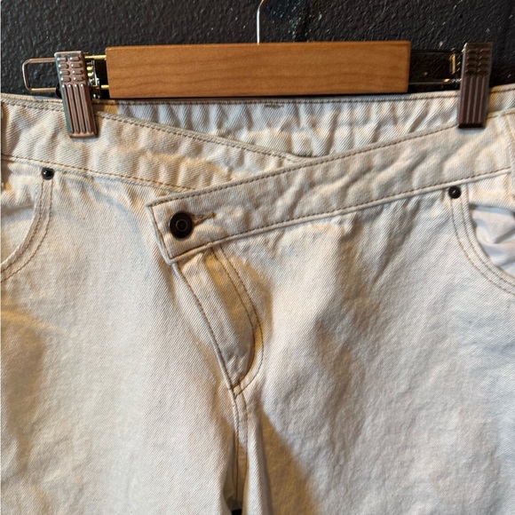 Women’s Future Collective Cream Waist Overlap Tapered Leg Jeans Size 16 - Picture 2 of 4